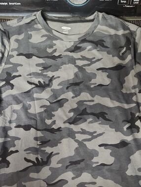 Old Navy Men’s Black & Gray Camo Short Sleeve Tee